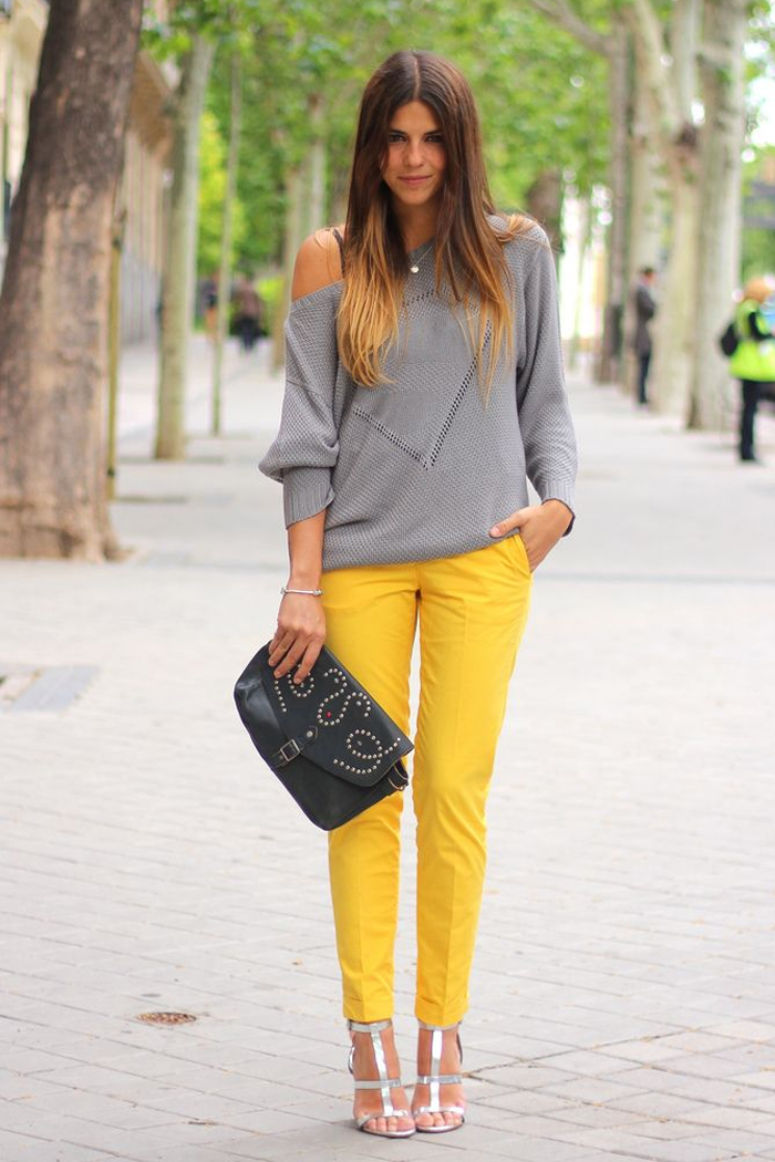 Желтый свитер с джинсами